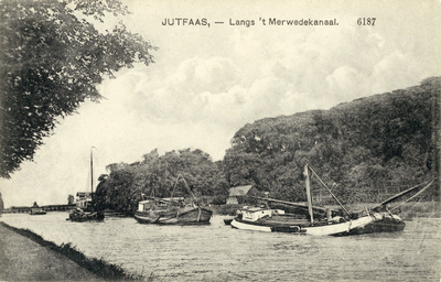 10787 Gezicht op het Merwedekanaal met enkele schepen te Jutphaas uit het zuidwesten. N.B. De gemeenten Jutphaas en ...